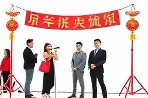《半坡剧场》舞台版空场时的顶灯与座椅