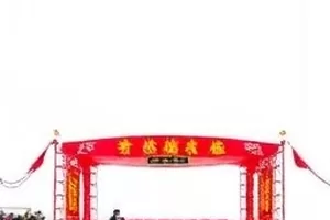 《雨季放映厅》镜头逐帧对照画面,两格画面被并排标注