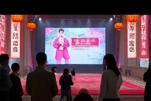 《三号线末班》末班车厢内的乘客侧影与拉环
