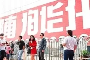 《回声走廊》录音棚里的话筒与谱架